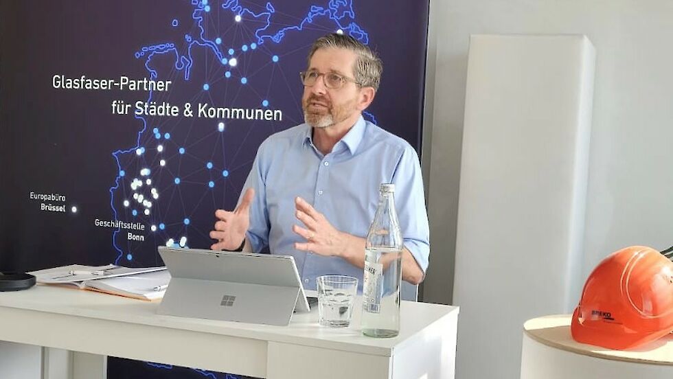 BREKO-Geschäftsführer Dr. Stephan Albers erläutert die Bedeutung moderner Verlegmethoden